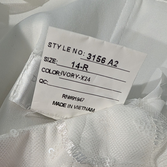 NWT Dessy Collection Aria Style 3156 Trellis 3D Sequin Embroidery Size 14 Dress - mordernwear.com NWT Dessy Collection Aria Style 3156 Trellis 3D Sequin Embroidery Size 14 Dress - mordernwear.com